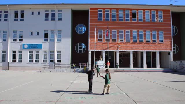 Bu Okulda Derslik Duvarları Londra Sokaklarını Andırıyor