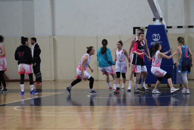 Yalova’da Kadın Basketbolcular Kavga Etti