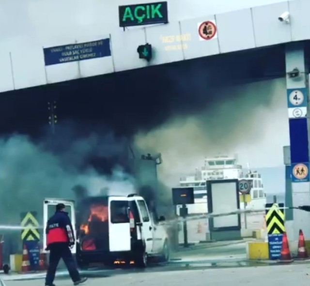 Feribot Gişesinde Yanan Araç Paniğe Sebep Oldu