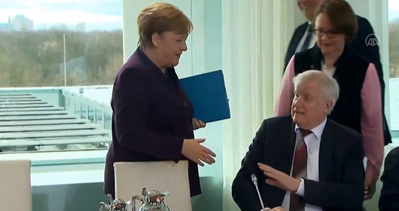 Almanya İçişleri Bakanı Seehofer, koronavirüs salgını nedeniyle Merkel’in elini sıkmadı