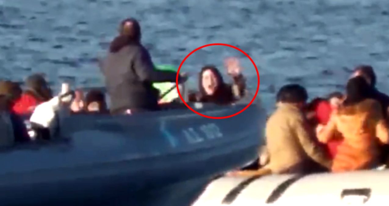 Yunan sahil güvenliğinin göçmen teknesini batırmaya çalıştığı anlar kamerada