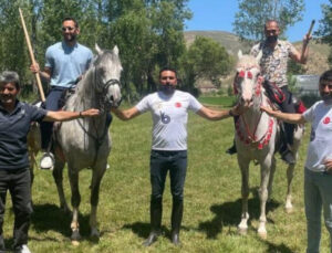Hakan Çalhanoğlu memleketi Bayburt’ta at binip cirit oynadı