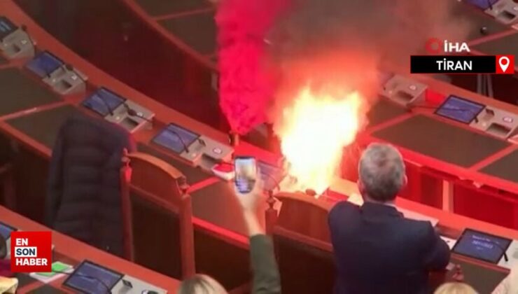 Arnavutluk’ta muhalif milletvekilleri parlamentoda yangın çıkardı