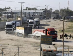 Gaz ve yakıt taşıyan 7 tır daha Gazze Şeridi’ne ulaştı