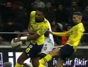 Kayserispor, Fenerbahçe karşısında penaltı kazandı