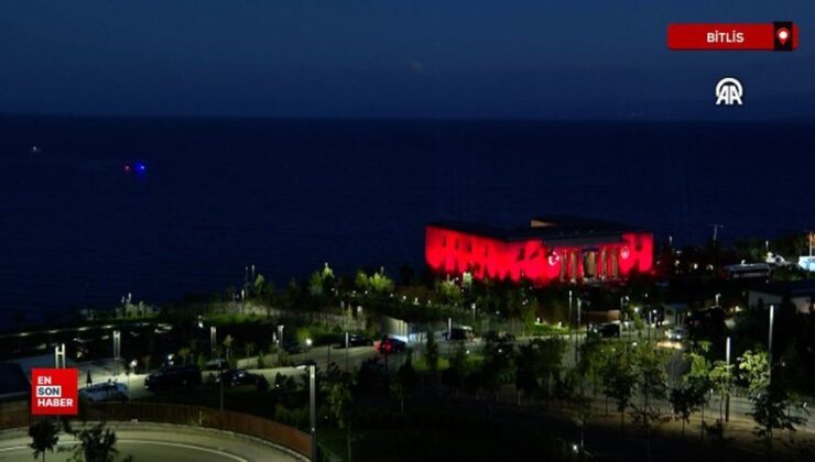 Cumhurbaşkanlığı Kabinesi’ni birinci kere ağırlayan Ahlat Cumhurbaşkanlığı Külliyesi’ne özel ışıklandırma