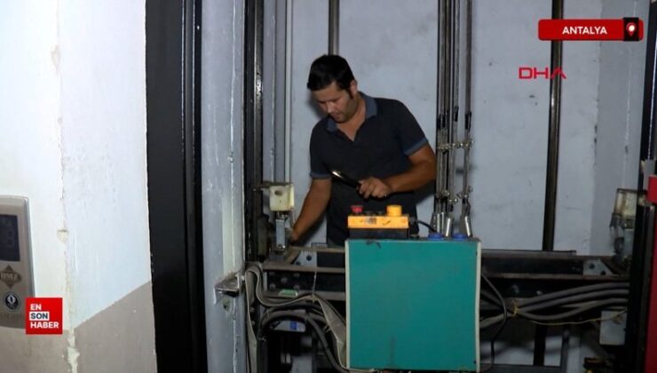 Antalya’da polisler, ihbar üzerine gittikleri binanın asansöründe mahsur kaldı