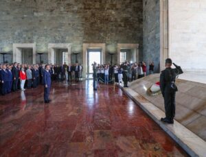 CHP Genel Başkanı Özgür Özel, Anıtkabir’i ziyaret etti