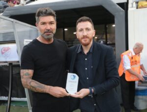 Erzurumspor FK, teknik yöneticisi Hakan Kutlu’ya plaket verdi
