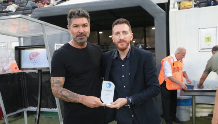 Erzurumspor FK, teknik yöneticisi Hakan Kutlu’ya plaket verdi