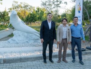 Muğla’da CHP’li belediyeden ‘Akdeniz Keşiş Foku’ heykeli