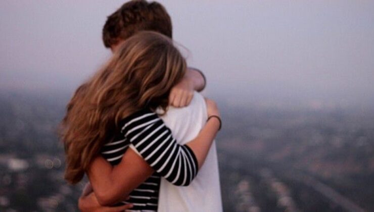 Havaalanlarında değişik yasaklar: Sarılmaya mühlet sonu koyuldu