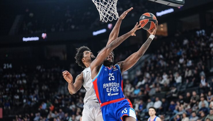Anadolu Efes, alanında Paris Basketbol’a yenildi