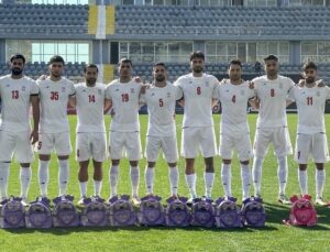 İran Ulusal Futbol Kadrosu’ndan, ölen çocuklar için ‘çocuk sırt çantalı’ bildiri
