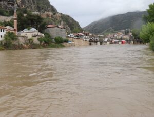 Amasya’da sağanak yağış Yeşilırmak’ın debisini yükseltti