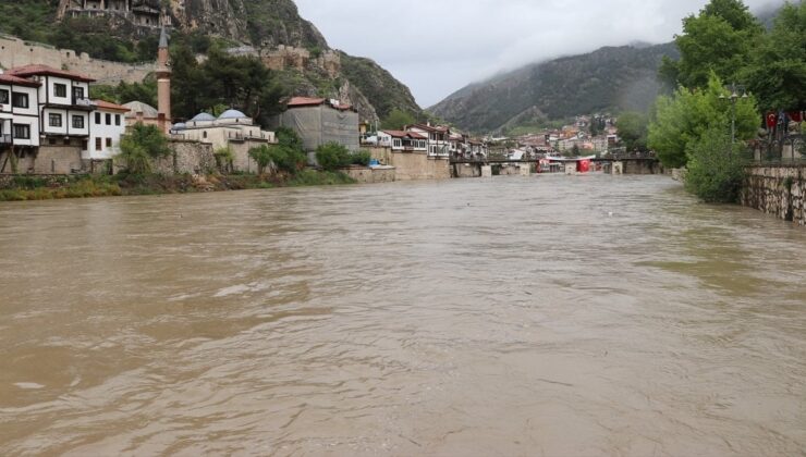 Amasya’da sağanak yağış Yeşilırmak’ın debisini yükseltti