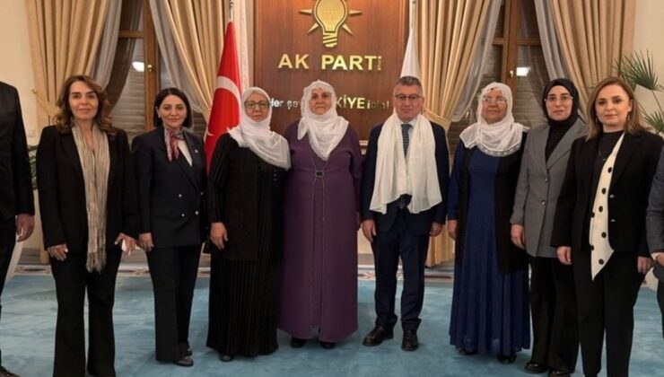 ‘Barış Anneleri’nden AK Parti’ye ziyarette beyaz tülbent ikramı