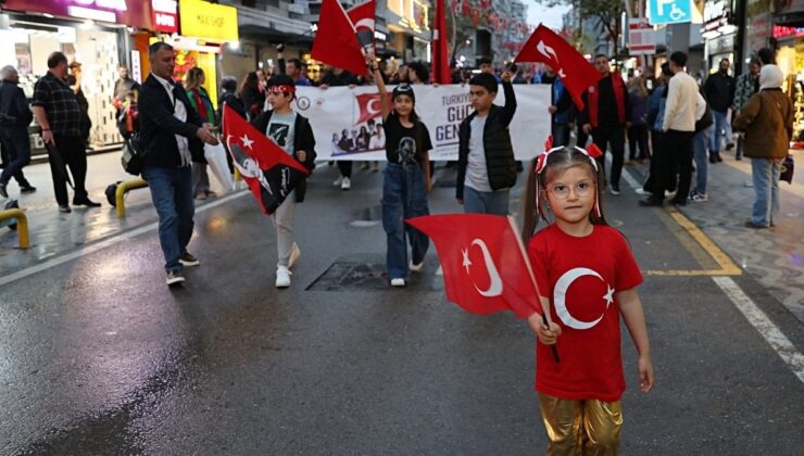 Yurtta 19 Mayıs aktiflikleri kapsamında fener alayı düzenlendi