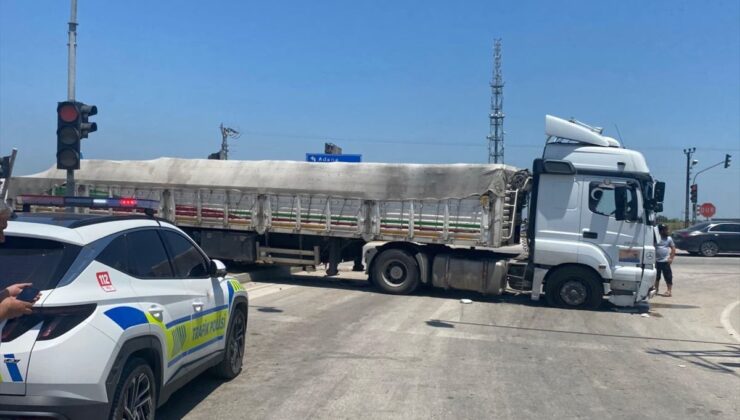 Adana’da tırın iki arabaya çarpması sonucu 5 kişi yaralandı