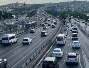 Bayram dönüşü İstanbul trafiği kilitlendi