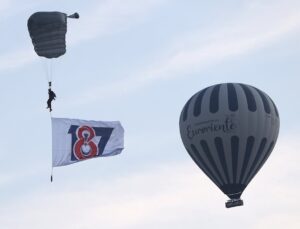 Kapadokya semalarında nefes kesen şov: JÖAK timi sıcak hava balonundan atladı